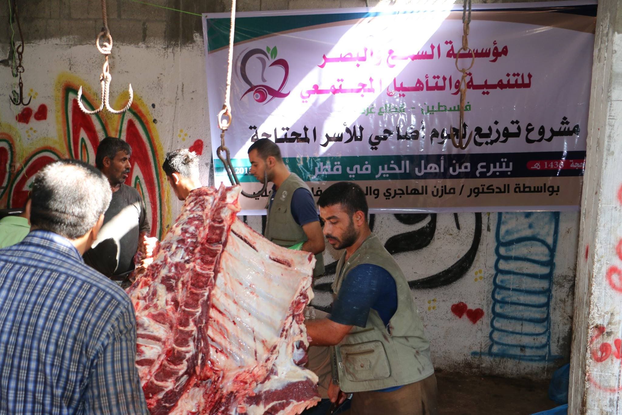 مؤسسة السمع والبصر توزع الأضاحي على مكفوليها من الأسر الفقيرة والأيتام بغزة