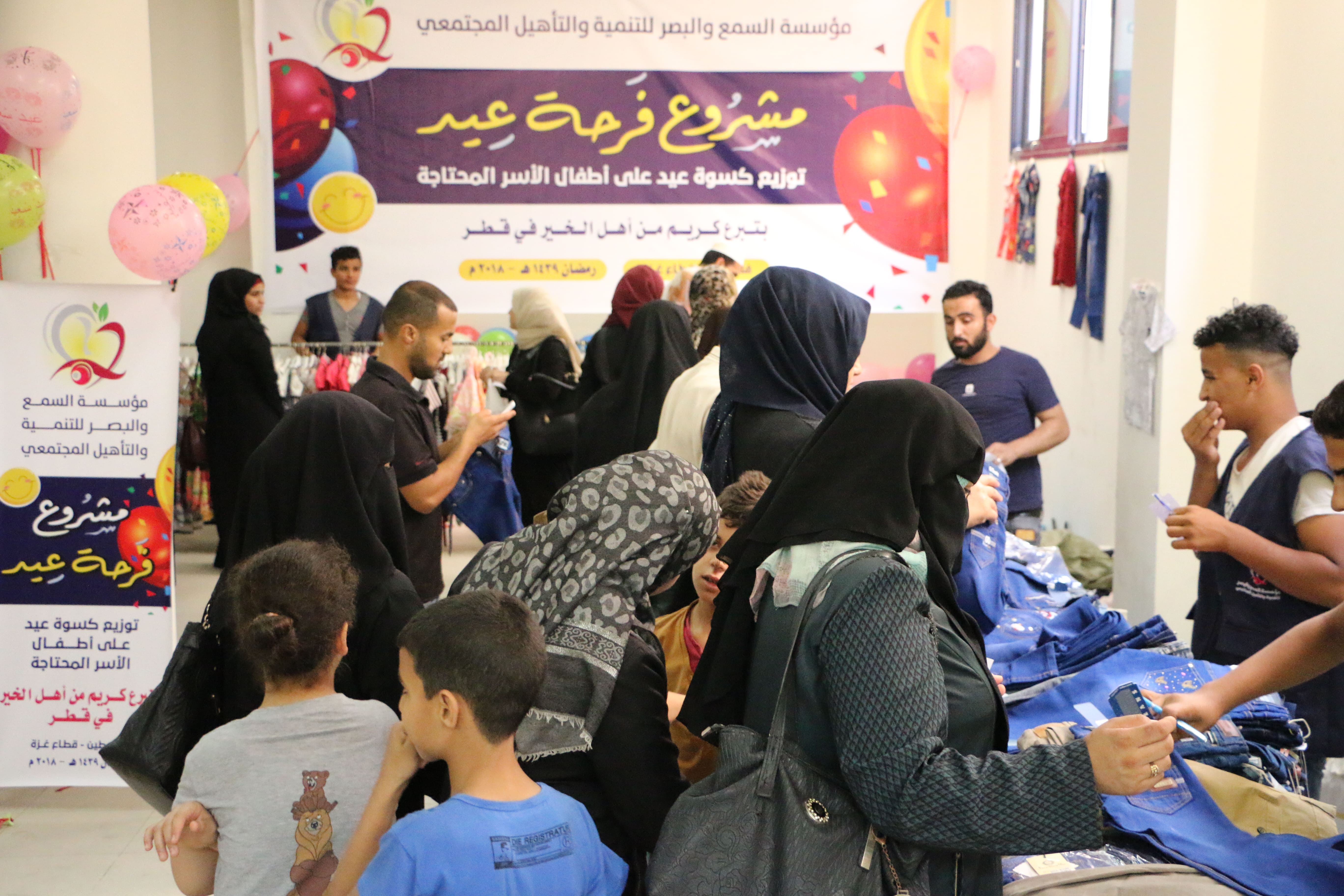 مؤسسة السمع والبصر تنتهي من توزيع كسوة عيد أيتام وفقراء غزة