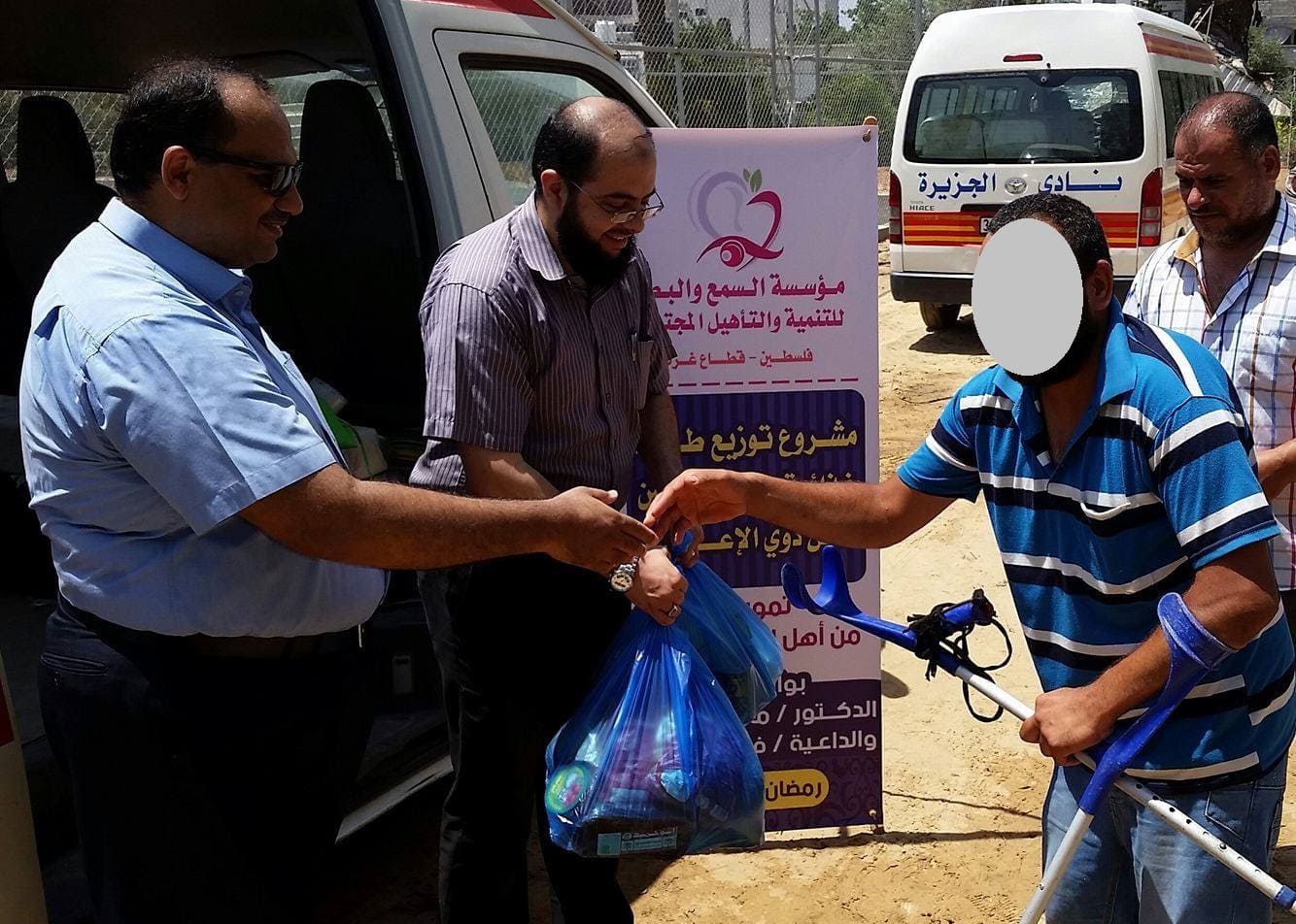 السمع والبصر توزع طرود غذائية على ذوي الاحتياجات الخاصة بنادي الجزيرة الفلسطيني
