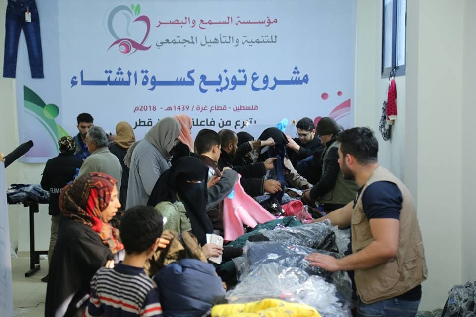 مؤسسة السمع والبصر توزع كسوة الشتاء على الأسر المحتاجة