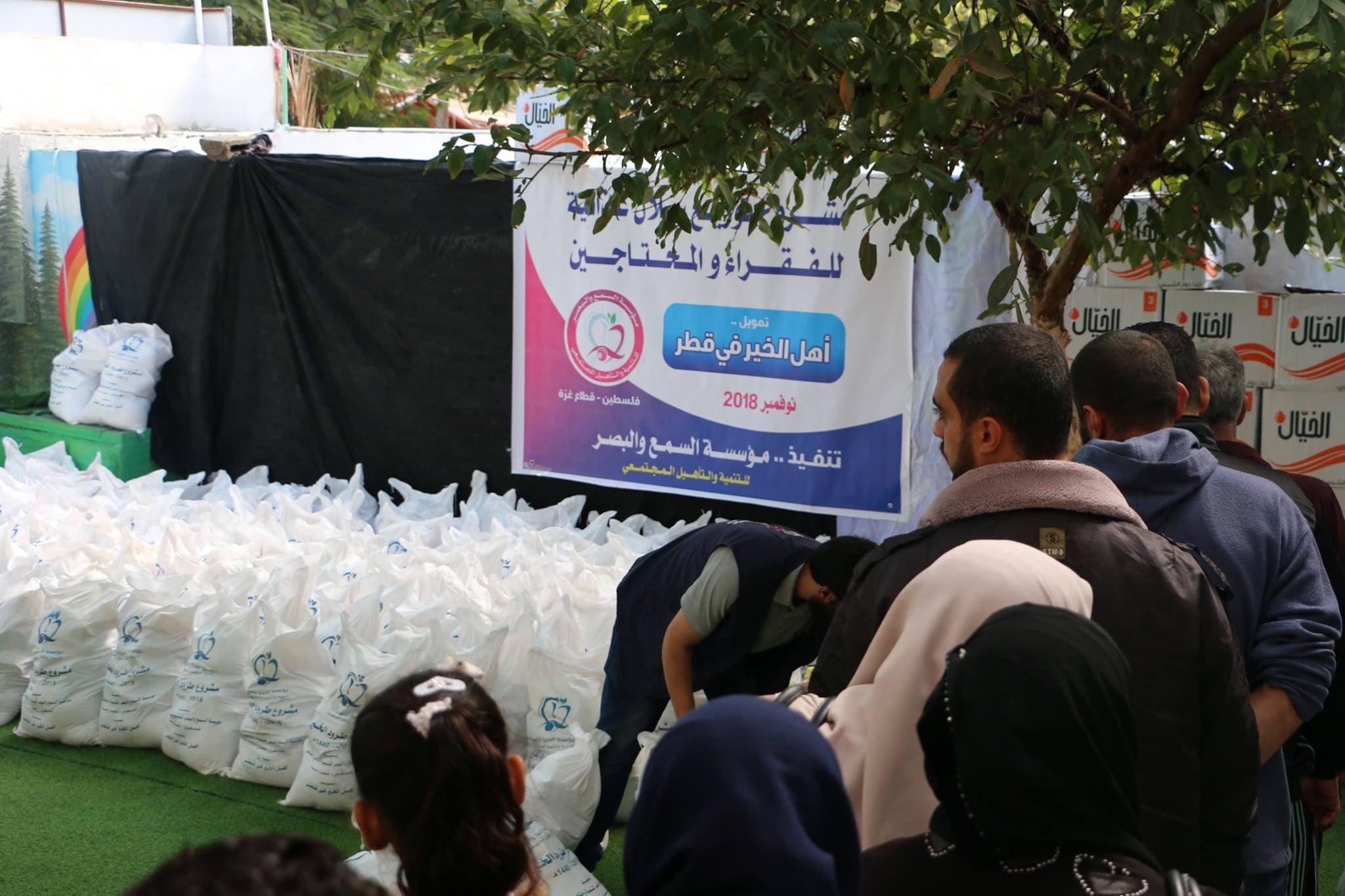 “السمع والبصر” اختتمت مشروع توزيع 500 سلة غذائية على الأسر المستورة في قطاع غزة
