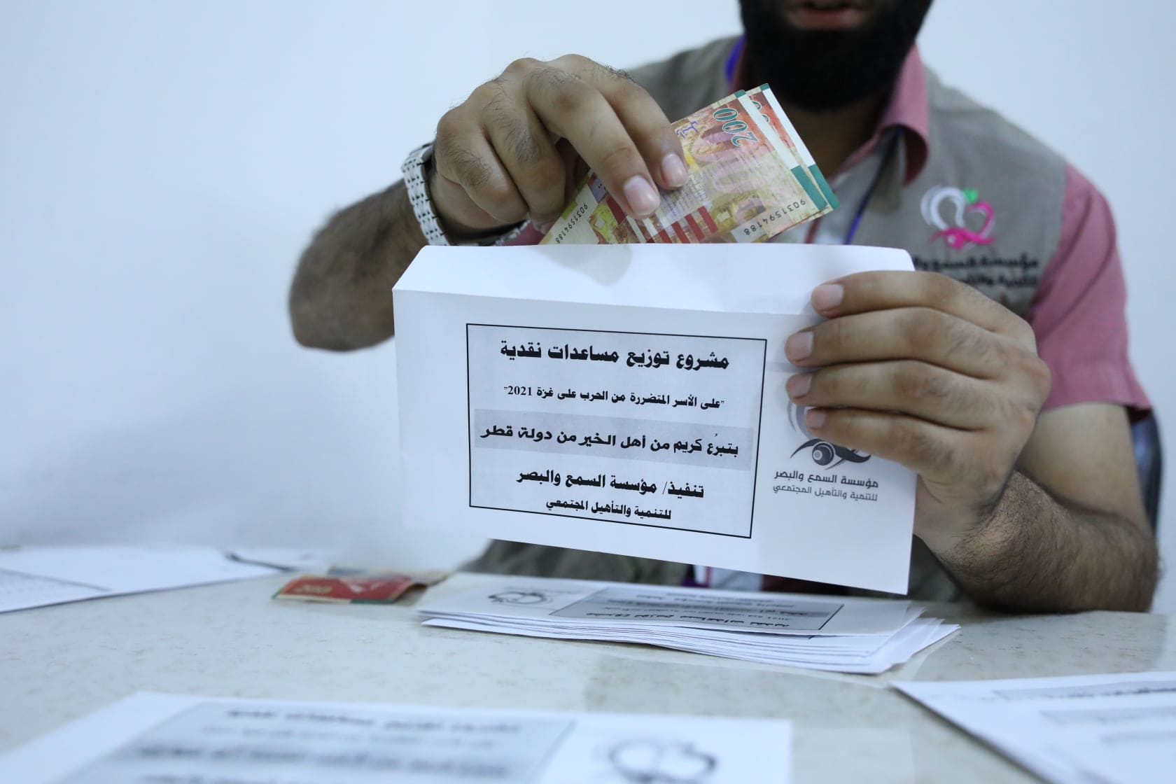 قامت مؤسسة السمع والبصر بتنفيذ مشروع توزيع (مساعدات مالية) على الاسر المتضررة من العدوان الصهيوني